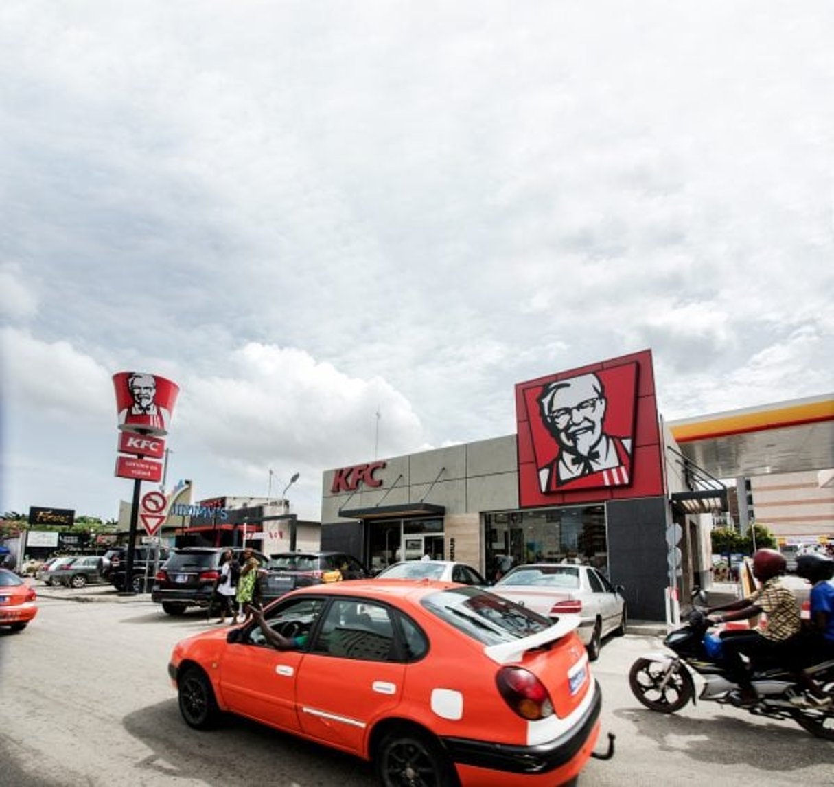 Le géant américain du fast-food KFC s’est implanté en Tunisie, en Côte d’Ivoire (ici à Abidjan) et, cette année, au Sénégal © Issam Zejly pour Jeune Afrique