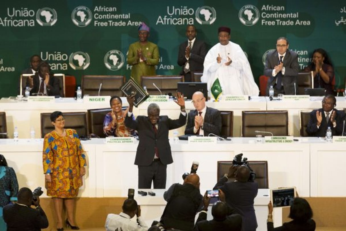 Moussa Faki Mahamat saluant les chefs d’État et de gouvernement après la signature de l’accord établissant la Zone de libre-échange continentale africaine, le 21 mars 2018, à Kigali © Gabriel Dusabe/Xinhua-REA