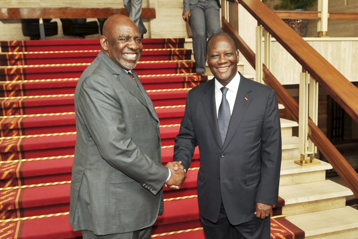Cheick Modibo Diarra (à gauche) rencontre le président de la Côte d’Ivoire, Alassane Ouattara, en 2012. © Xinhua/REA