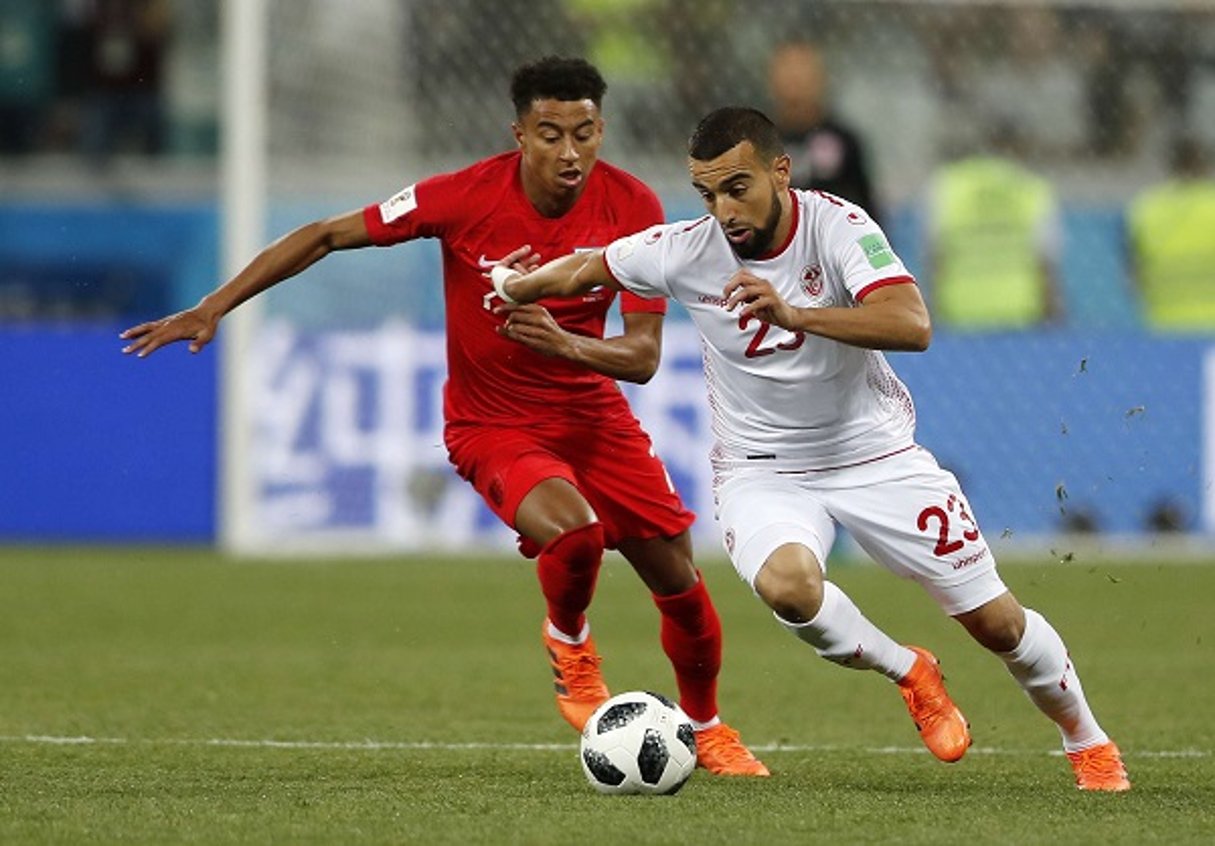 Naïm Sliti face au joueur anglais Jesse Lingard lors du premier match de la Tunisie au Mondial 2018, le 18 juin. © Frank Augstein/AP/SIPA