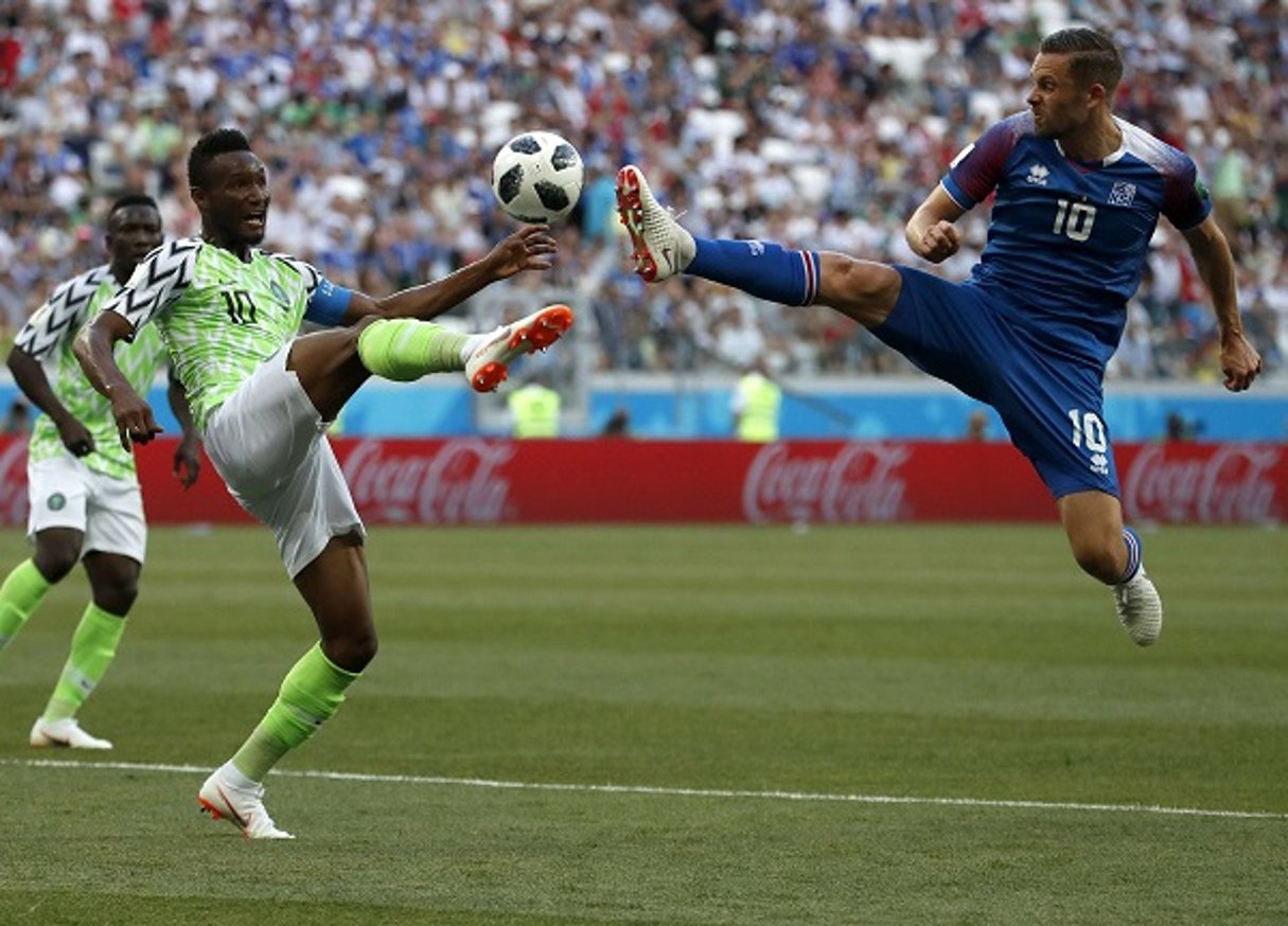 Duel musclé entre le Nigérian Obi Mikel et l’Islandais Sigdursson à Volgograd, le 22 juin 2018. © Darko Vojinovic/AP/SIPA