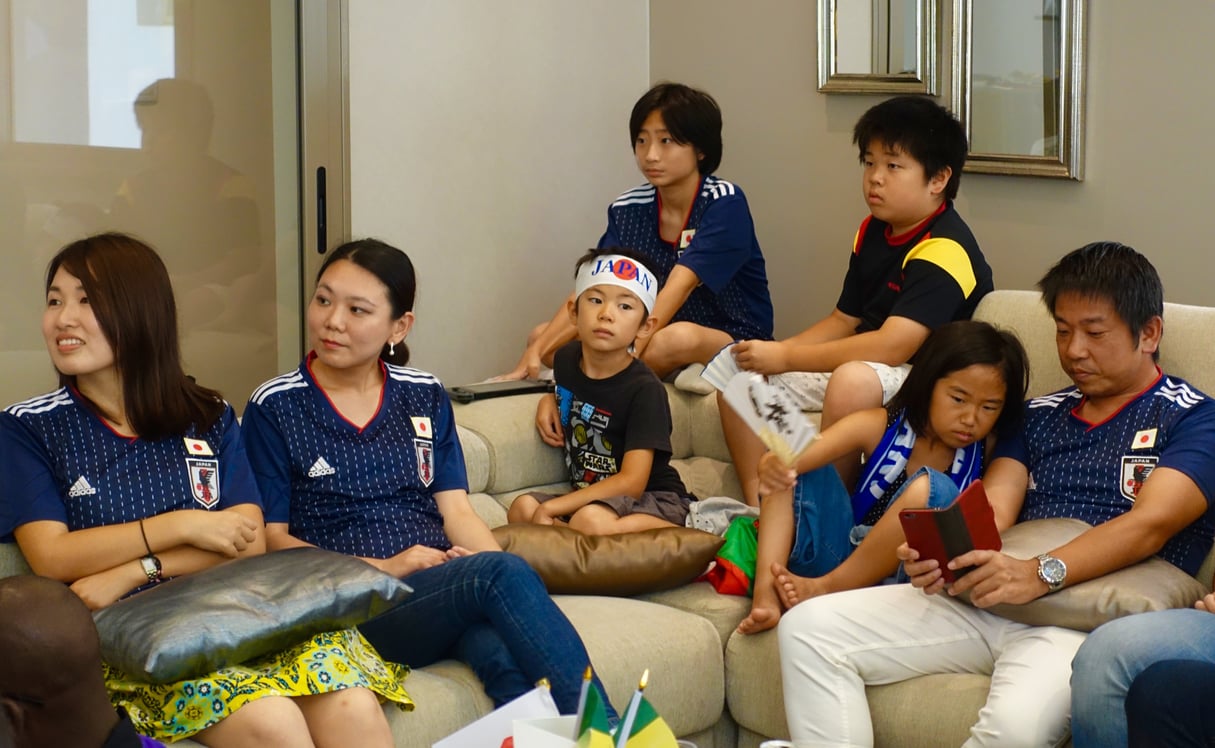 Des membres de la diaspora japonaise devant le match contre le Sénégal, à l'ambassade de Dakar. &copy; Manon Laplace pour JA