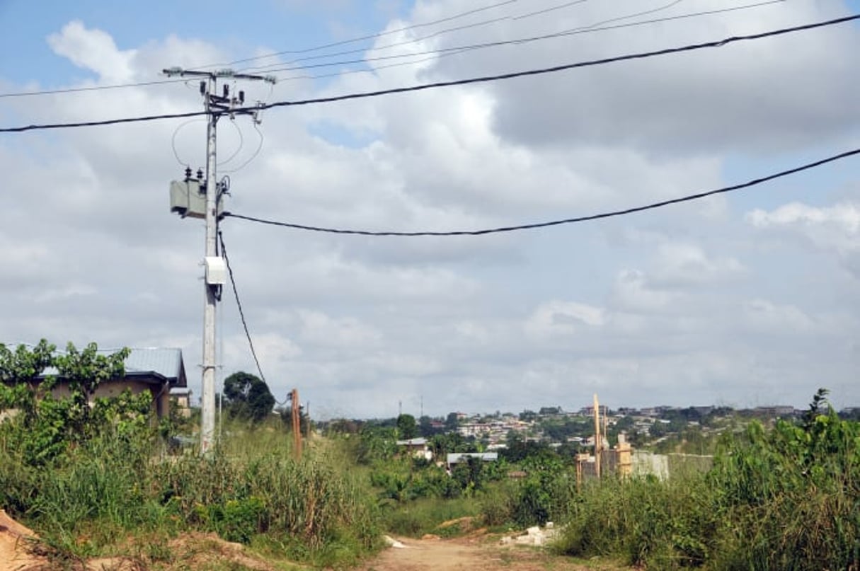 Une ligne de distribution Eneo à Douala, au Cameroun, construite en 2015. © Nicolas Eyidi pour J.A.