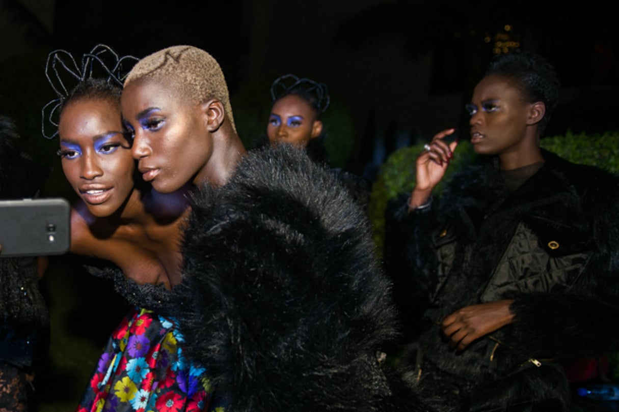 Les mannequins en backstage peu avant de défiler pour le duo sud-africain Quiteria & Goerges. © Youri Lenquette pour JA