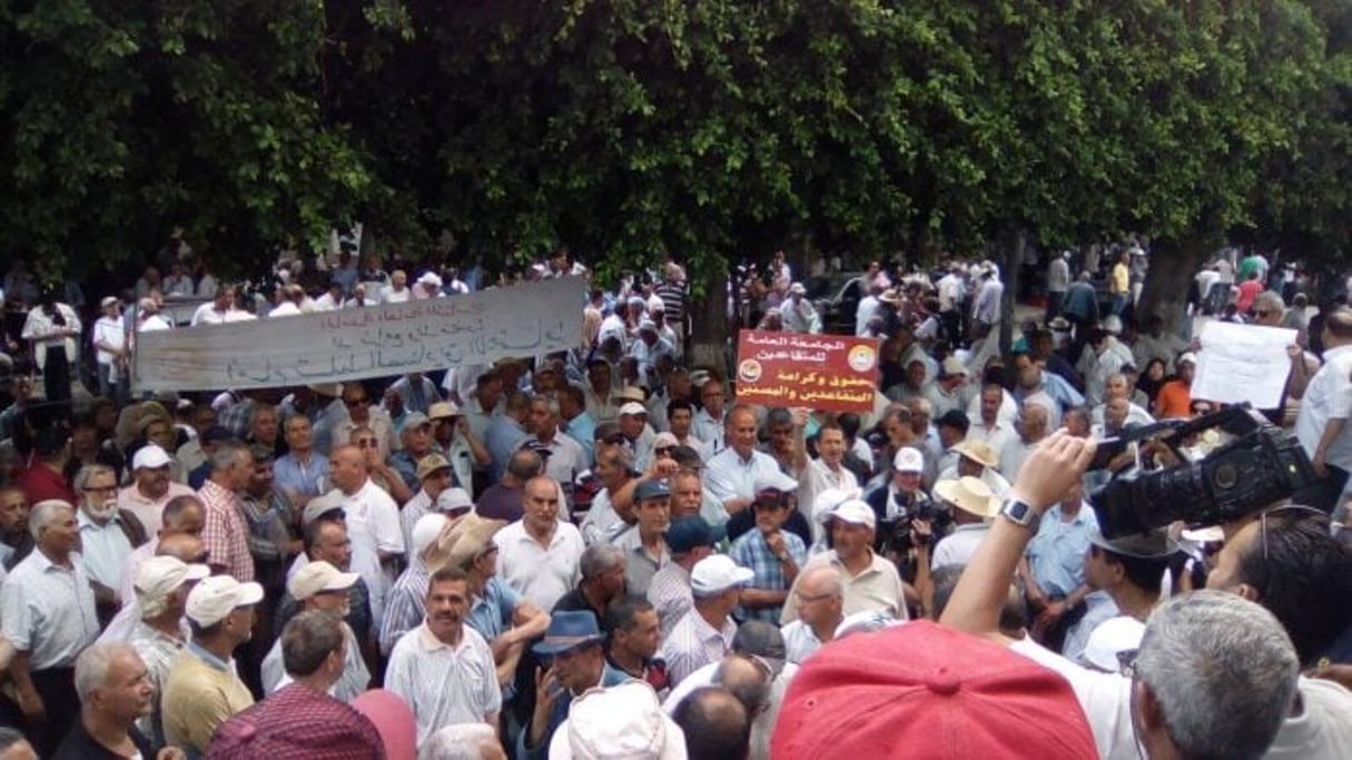 Des retraités manifestent devant le siège du ministère des Affaires sociales. © DR