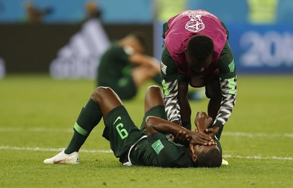 Le joueur nigérian Odion Ighalo effrondré après l’élimination du Nigeria face à l’Argentine, le 26 juin 2018. © Ricardo Mazalan/AP/SIPA