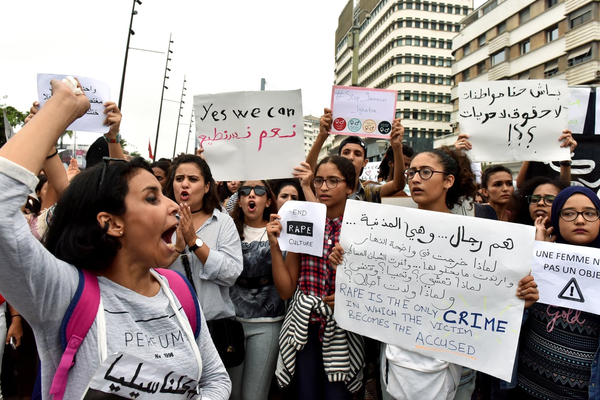 Des Marocains manifestent à Casablanca, le 23 août 2017, contre le harcèlement sexuel à la suite de l’agression d’une femme dans un bus. © STRINGER/AFP