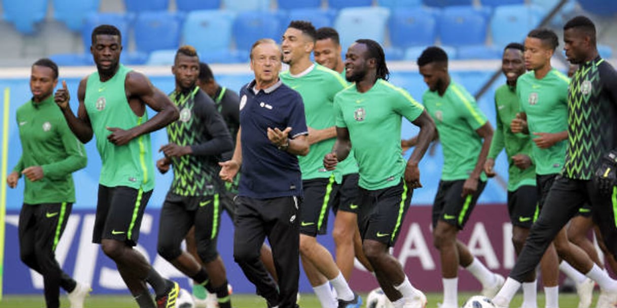 Le coach du Nigeria, Gernot Rohr, à l’entraînement avec les Super Eagles, le 25 juin 2018, pendant la Coupe du monde en Russie. © Dmitri Lovetsky/AP/SIPA