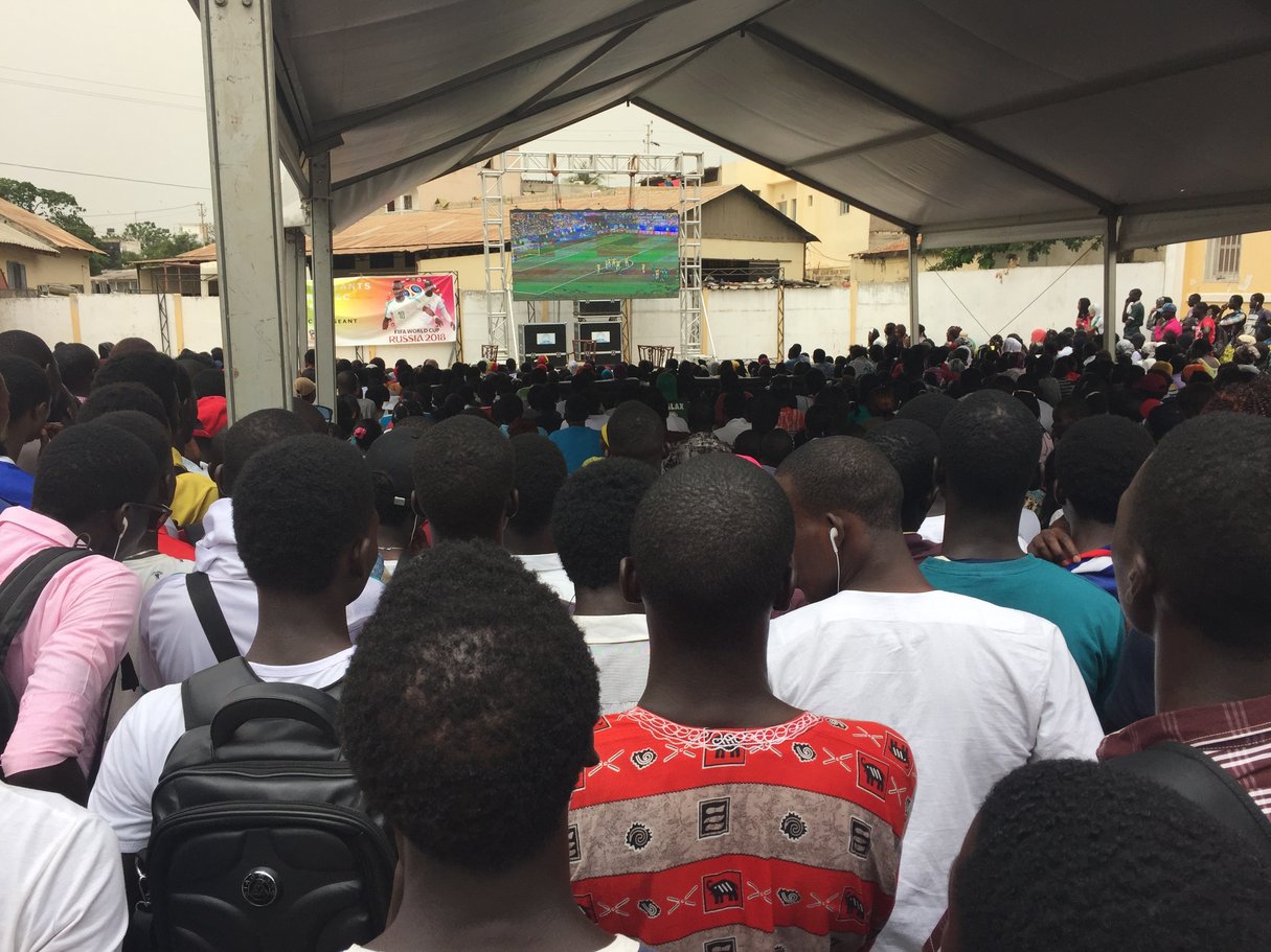 Les étudiants de l’université Cheikh Anta Diop (UCAD) durant le Mondial 2018. &copy; Manon Laplace pour JA