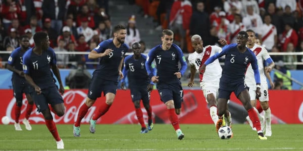 Paul Pogba (d.) et ses coéquipiers de l’équipe de France face au Pérou, le 21 juin 2018 lors du Mondial en Russie. © Kunihiko Miura/AP/SIPA