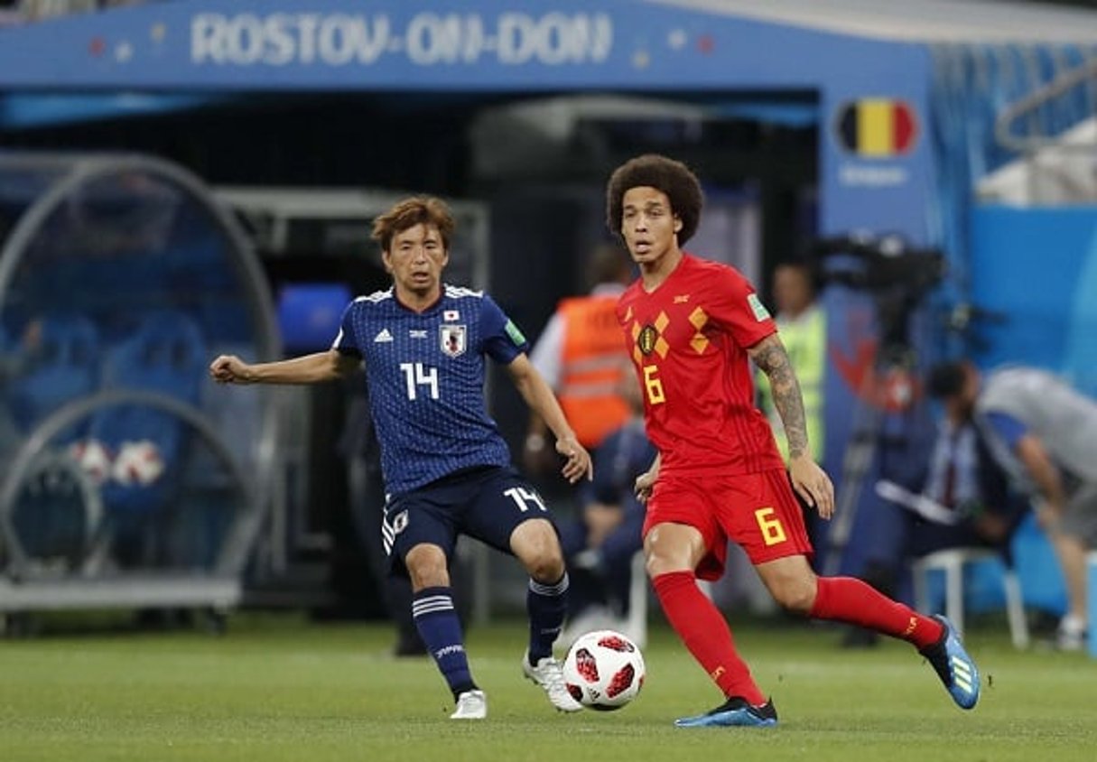 Le Belge Axel Witsel (d.) et le Japonais Takashi Inui à la lutte pour le ballon, le 2 juillet 2018, en 8e de finale du Mondial russe. © Rebecca Blackwell/AP/SIPA