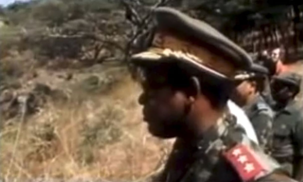 Le maréchal Mobutu contemple impavide l’échec de sa fusée, en 1978. © Capture d’écran Youtube de « Mobutu, roi du Zaïre » (1999), de Thierry Michel.