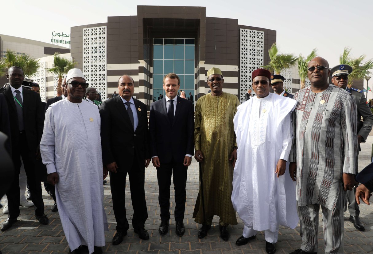 Le président malien Ibrahim Boubacar Keïta, le président mauritanien Mohamed Ould Abdelaziz, le président français Emmanuel Macron, le président tchadien Idriss Deby, le président nigérien Mahamadou Issoufou et le président burkinabè Roch Marc Christian Kaboré, à la sortie du sommet de l'Union africaine le lundi 2 juillet 2018, à Nouakchott. &copy; Ludovic Marin/AP/SIPA