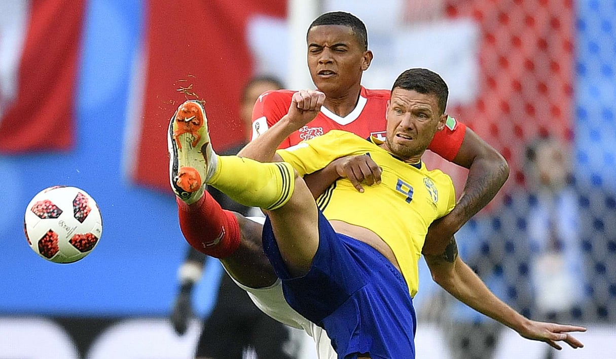 Un duel musclé entre le défenseur suisse Manuel Akanji et le Suédois Marcus Berg, le 3 juillet 2018. © Martin Meissner/AP/SIPA