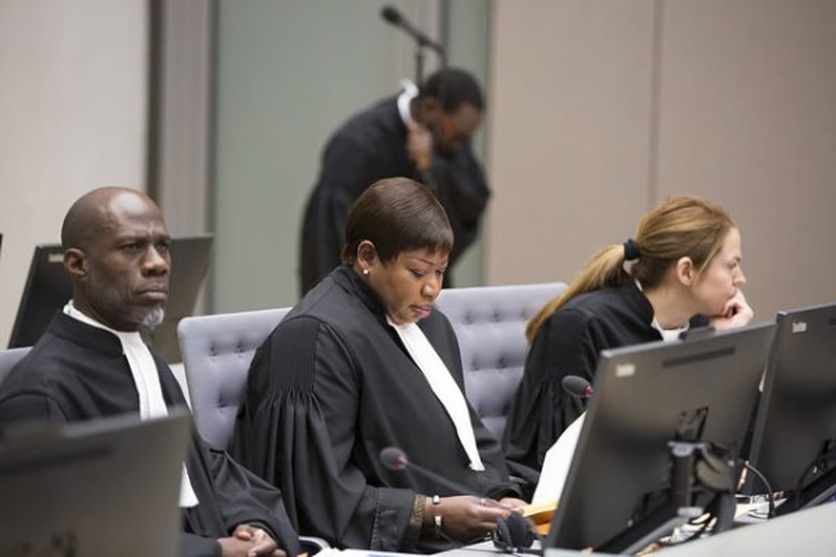 De g. à dr. Me Kweku Vanderpuye et Fatou Bensouda, respectivement premier substitut du procureur et procureur de la CPI, le 22 mars 2017, à La Haye. © Flickr/CPI