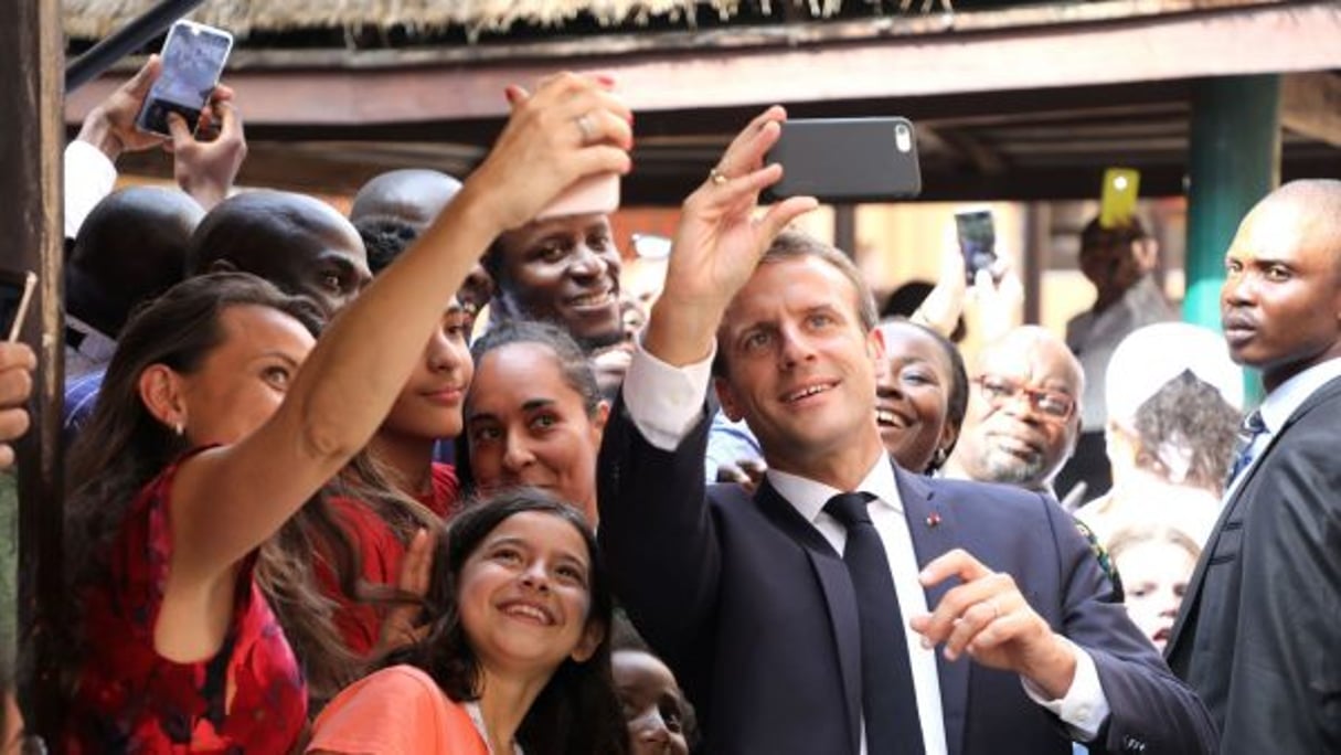 Le président français Emmanuel Macron fait un selfie pendant une visite dans une école française à Lagos le 4 juillet 2018 . © AFP/Ludovic MARIN