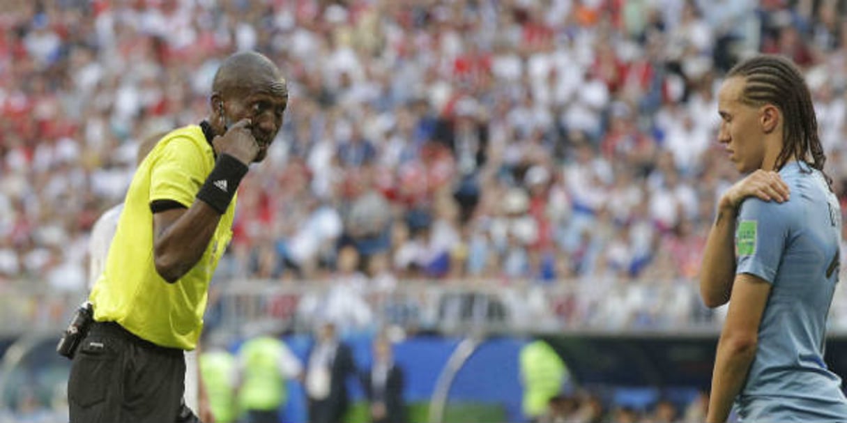 L’arbitre sénégalais Malang Diedhiou parle à l’Uruguayen Diego Laxalt, le 25 juin 2018 lors du Mondial en Russie. © Gregorio Borgia/AP/SIPA