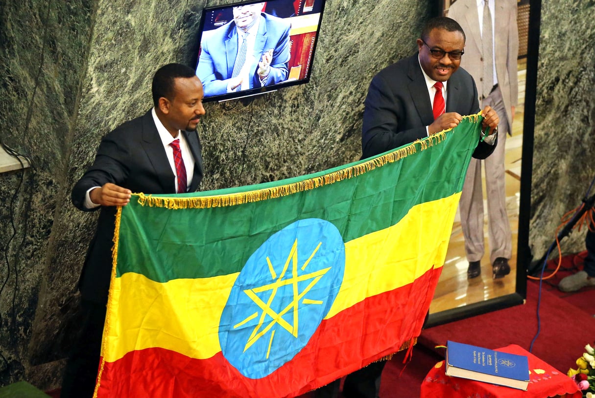 Hailemariam Desalegn avec Abiy Ahmed (à g.), à la Chambre des représentants du peuple, le 2 avril, à Addis-Abeba. © Tiksa Negeri/REUTERS