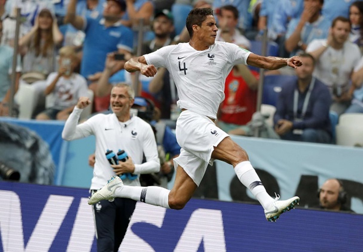 Le défenseur français Raphaël Varane fête son but face à l’Uruguay, le 6 juillet 2018. © Ricardo Mazalan/AP/SIPA