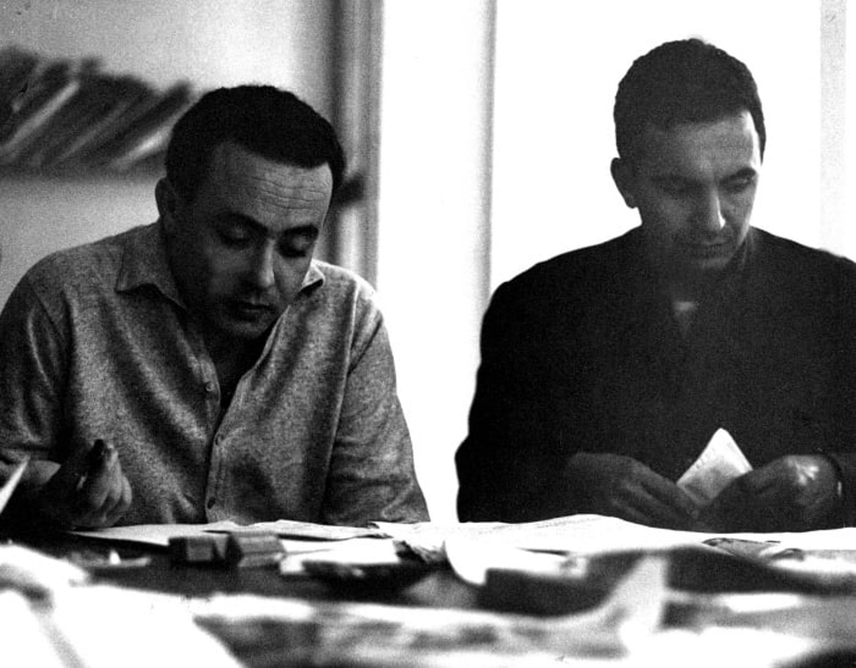 Béchir Ben Yahmed et Mohamed Ben Smaïl dans la salle de rédaction d' »Afrique Action » à Tunis, en 1960. © Archives Jeune Afrique-REA