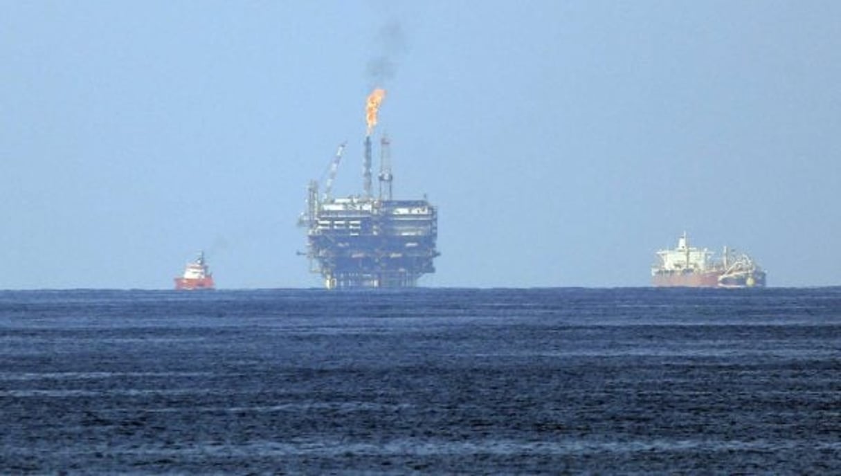 Le champ gazier de Zohr au large de la côte libyenne, en mer Méditerranée, le mardi 1er août 2015. La compagnie italienne d’énergie Eni SpA a annoncé dimanche 30 août 2015 qu’elle avait découvert un champ de gaz naturel « supergéant » au large de l’Egypte, le décrivant comme le « plus grand » de toute la Méditerranée. © Gregorio Borgia/AP/SIPA