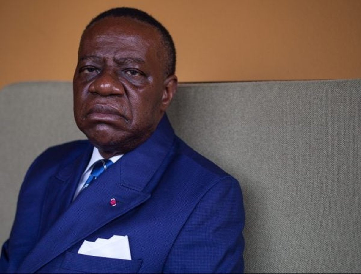 Le ministre de l’Éducation supérieure du Cameroun (MINESUP) et porte-parole du RDPC pose pour un portrait sur la terrasse de sa maison de Yaoundé, le 24 juin 2018. © Adrienne Surprenant pour JA