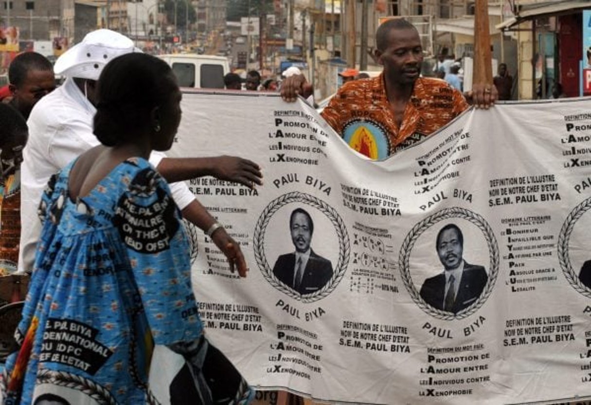 Les partisans du président sortant Paul Biya, vêtus de vêtements à l’effigie de leur chef. © SEYLLOU DIALLO / AFP