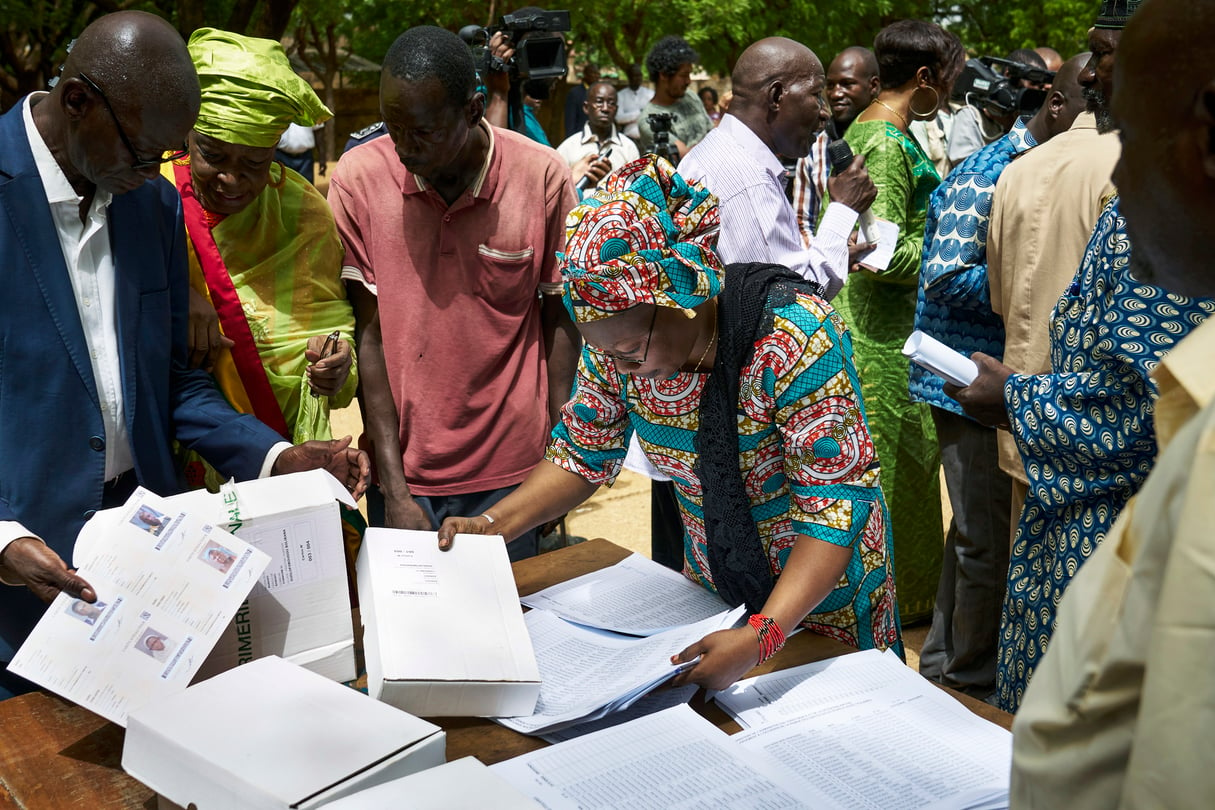 Distribution des cartes électorales à Bamako, le 20 juin. &copy; MICHELE CATTANI/AFP