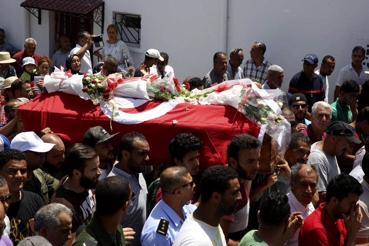 Les funérailles d’Anis Ouerghemmi, garde national tunisien, mort avec cinq de ses frères d’armes dans l’attaque terroriste survenue dimanche 8 juillet 2017, à la frontière algérienne. © AP Photo/Hassene Dridi