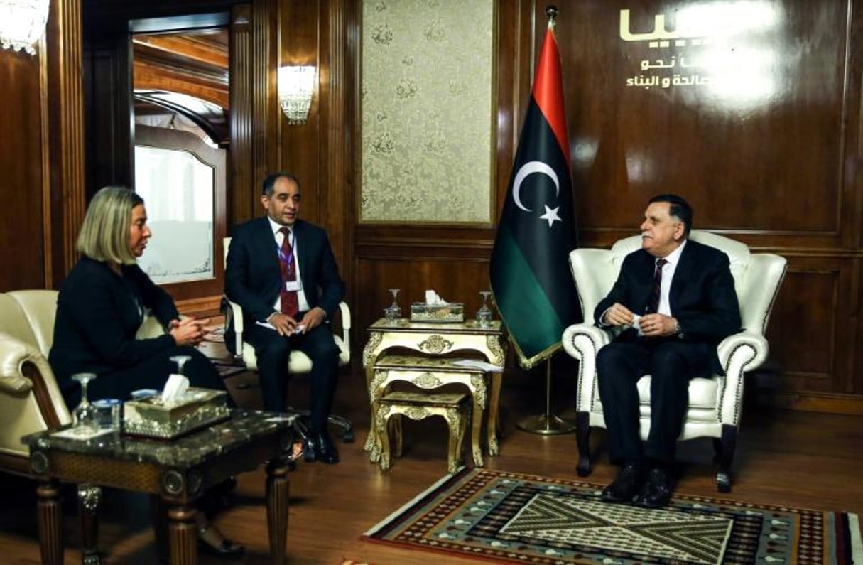 La cheffe de la diplomatie européenne Federica Mogherini s’entretient avec le chef du gouvernement libyen d’union nationale Fayez al-Sarraj (à droite), le 14 juillet 2018 à Tripoli © Stringer/AFP.