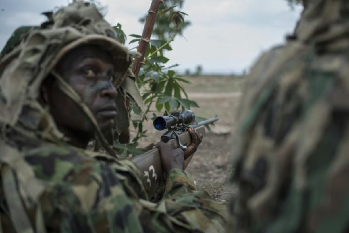 Un sniper des forces nigérianes lors de manoeuvres à Gwagwalada, dans le centre du Nigeria, le 17 avril 2018. © Stefan Heunis/AFP.