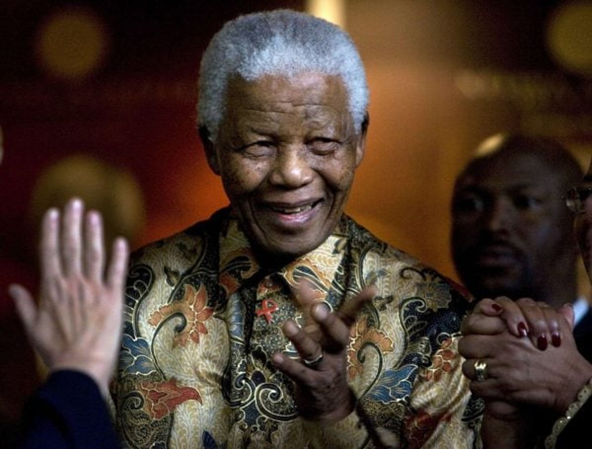 L’ancien président de l’Afrique du sud, Nelson Mandela, après une réunion à la fondation qui porte son nom en 2007, à Johannesburg. © Peter Dejong/AP/SIPA.