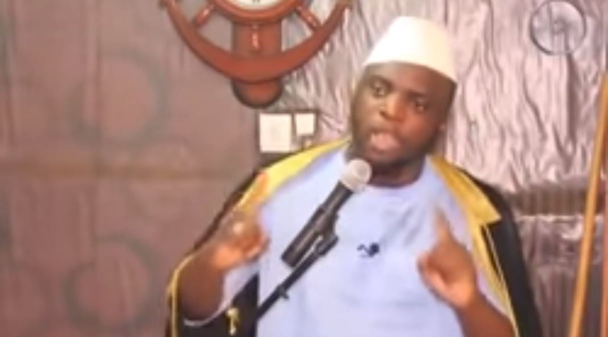 L’imam Aguib Touré en prêche dans sa mosquée, à Aboobo, en Côte d’Ivoire. © Capture d’écran / YouTube