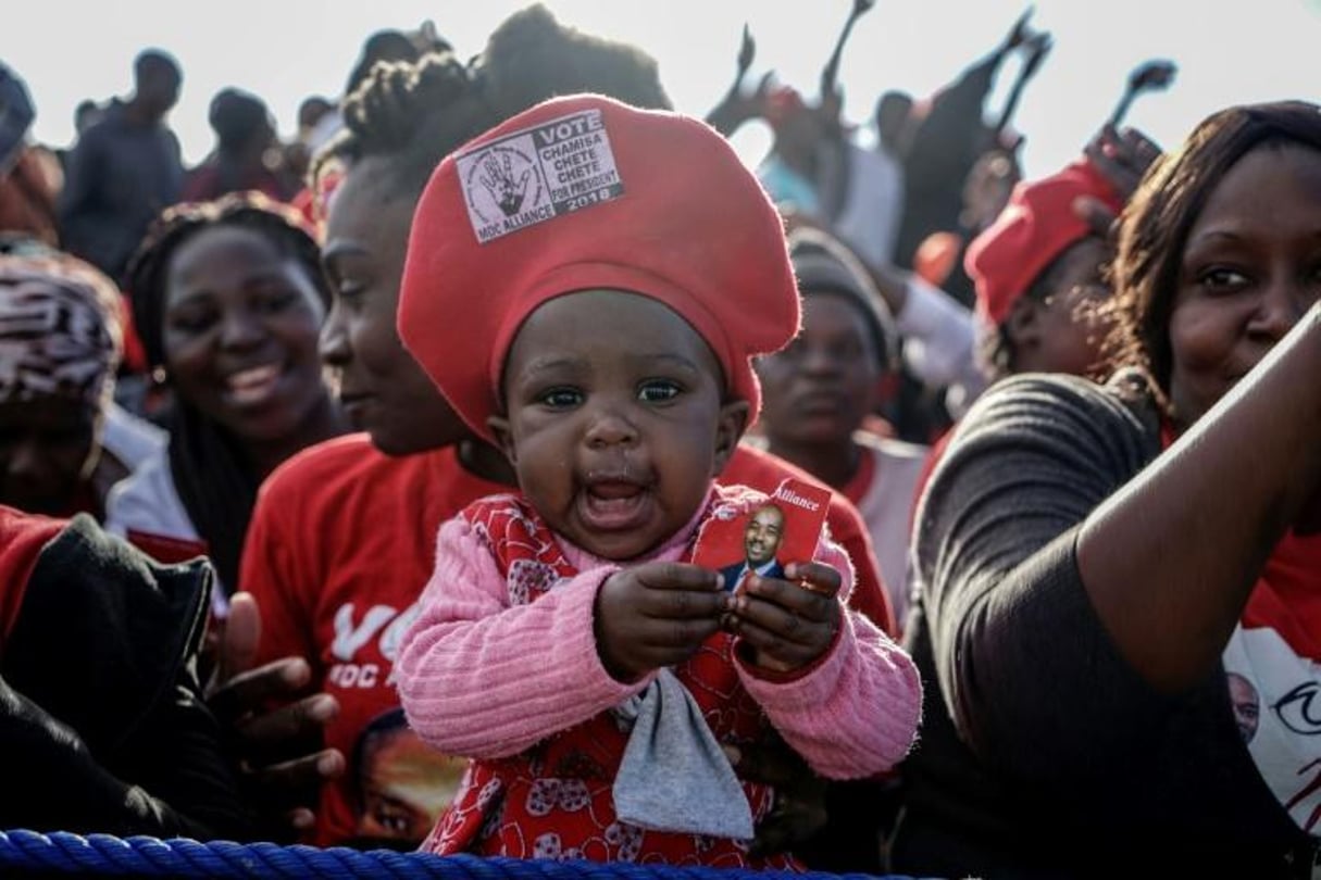 Des participants à un meeting de l’opposant Nelson Chamisa, candidat à la présidentielle zimbabwéenne du 30 juillet, le 21 juillet à Bulawayo, dans le sud du pays. © ZINYANGE AUNTONY / AFP