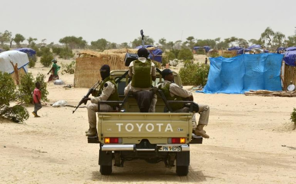 Des soldats nigériens en patrouille dans la région de Diffa, le 16 juin 2016 après des attaques du groupe jihadiste Boko Haram. © ISSOUF SANOGO/AFP