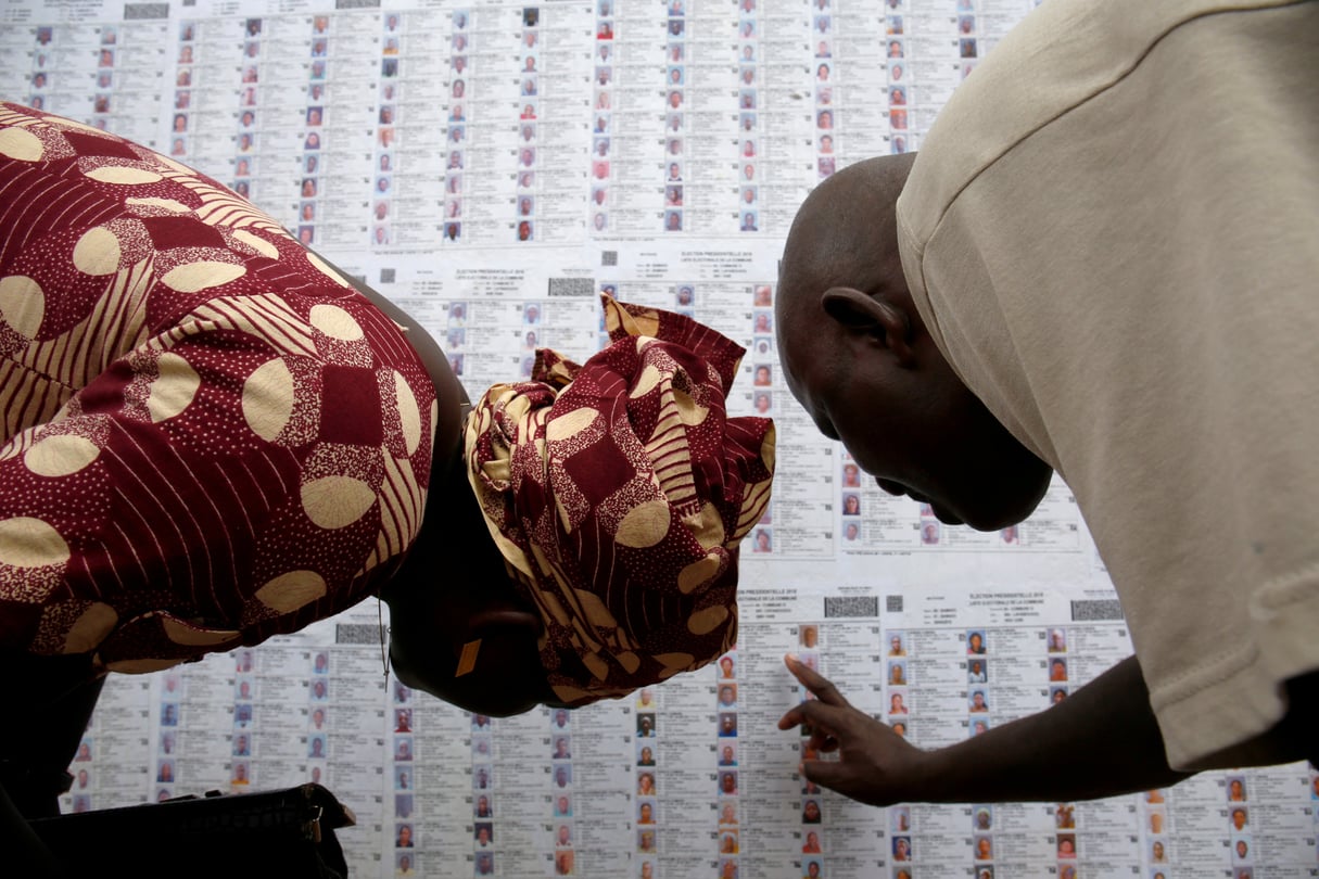 Des Maliens cherchant leurs noms sur les listes électorales dans un bureau de vote à Lafiabougou, à Bamako, le 23 juillet 2018. © REUTERS/Luc Gnago