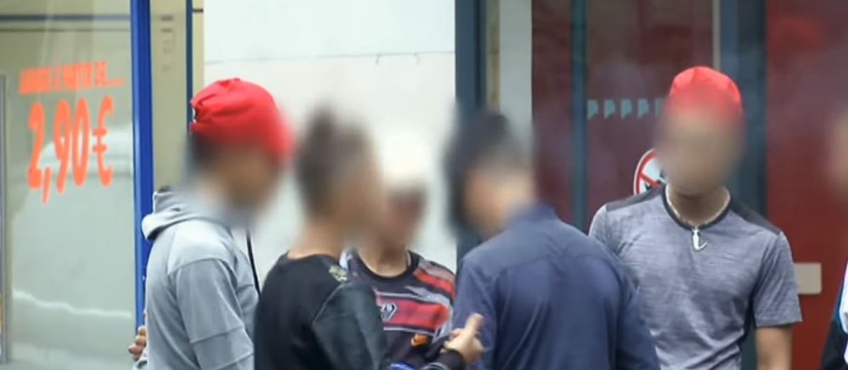 Des mineurs dans la rue du 18e arrondissement de Paris, en août 2017. © Capture d’écran Youtube / France 24