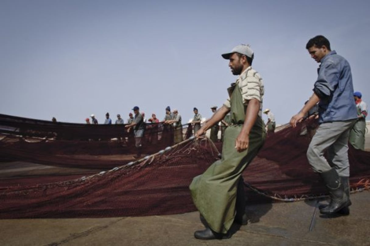 Préparation des filets de pêche sur le port de Dakhla (Maroc) au Sahara occidental. © Vincent Fournier/Jeune Afrique-REA