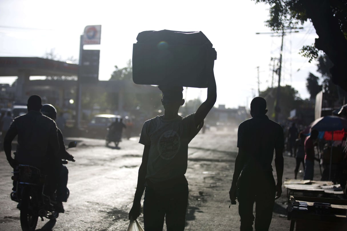 Les gens marchent dans la rue le deuxième jour d’une grève générale à Port-au-Prince, en Haïti, mardi 10 juillet 2018. © Dieu Nalio Chery/AP/SIPA