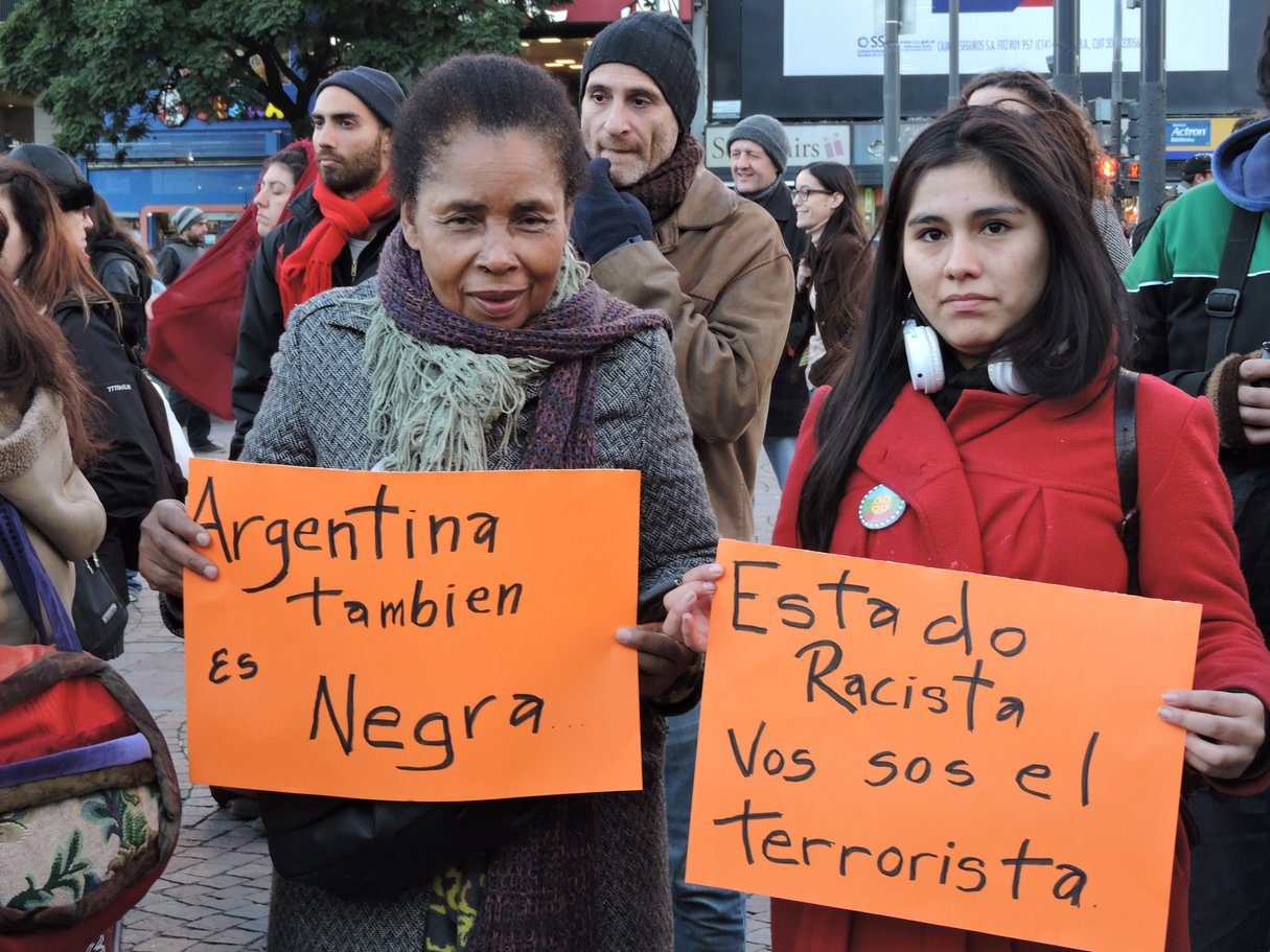 Une mobilisation organisée suite à la répression policière contre les Sénégalais, le 16 juin à Buenos Aires. Sur les panneaux, on peut lire : "L'Argentine aussi est noire" et "État raciste, c'est toi le terroriste !" &copy; Élodie Descamps / JA
