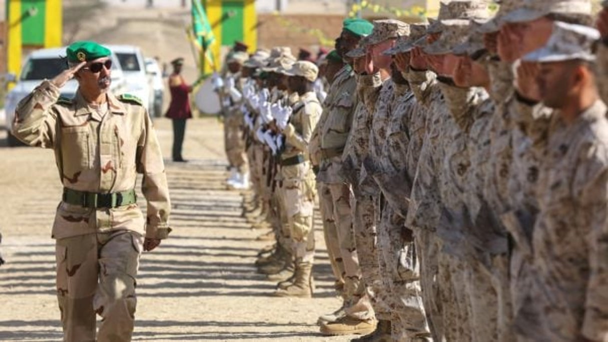 Le général Hanena Ould Sidi passe les troupes en revue, en 2016. © Cpl. Olivia McDonald/U.S. Marine Corps Forces Europe