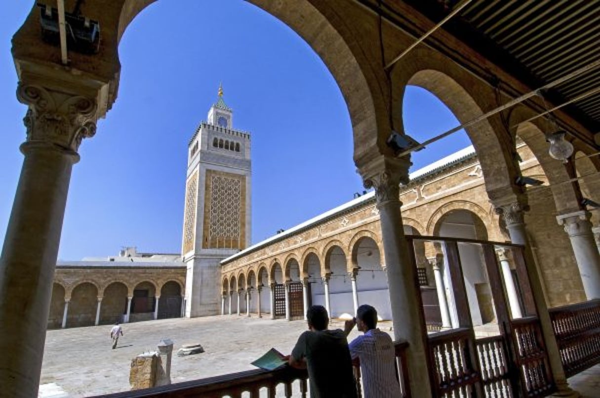 Galeries et colonnesde la cour de la grande mosquée Jamaa Ez Zitouna. © nicolas fauque/Corbis via Getty Images