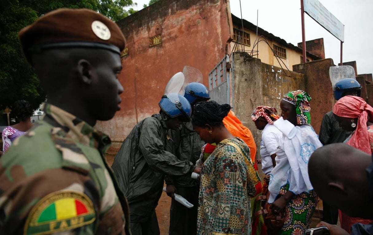 Des membres des forces de sécurité malienne, assurant la sécurité devant un bureau de vote à Bamako, dimanche 29 juillet 2018. © REUTERS/Luc Gnago