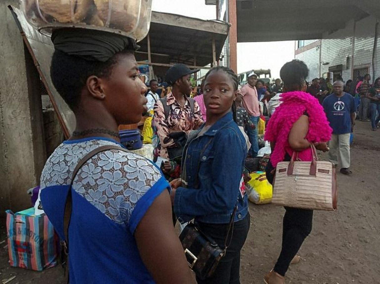 Des habitants fuient les violences dans la région anglophone camerounaise, Buea, 15 juillet 2018 © STRINGER/AFP.