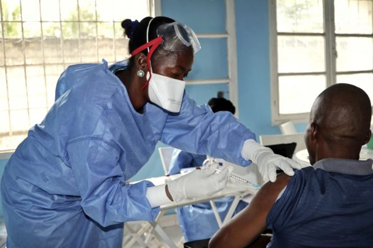 Un agent de santé de l’OMS vaccinant un agent contre Ebola, qui ira ensuite vacciner des personnes susceptibles d’avoir le virus à Mbandaka, au Congo (photo d’illustration). © Sam Mednick/AP/SIPA