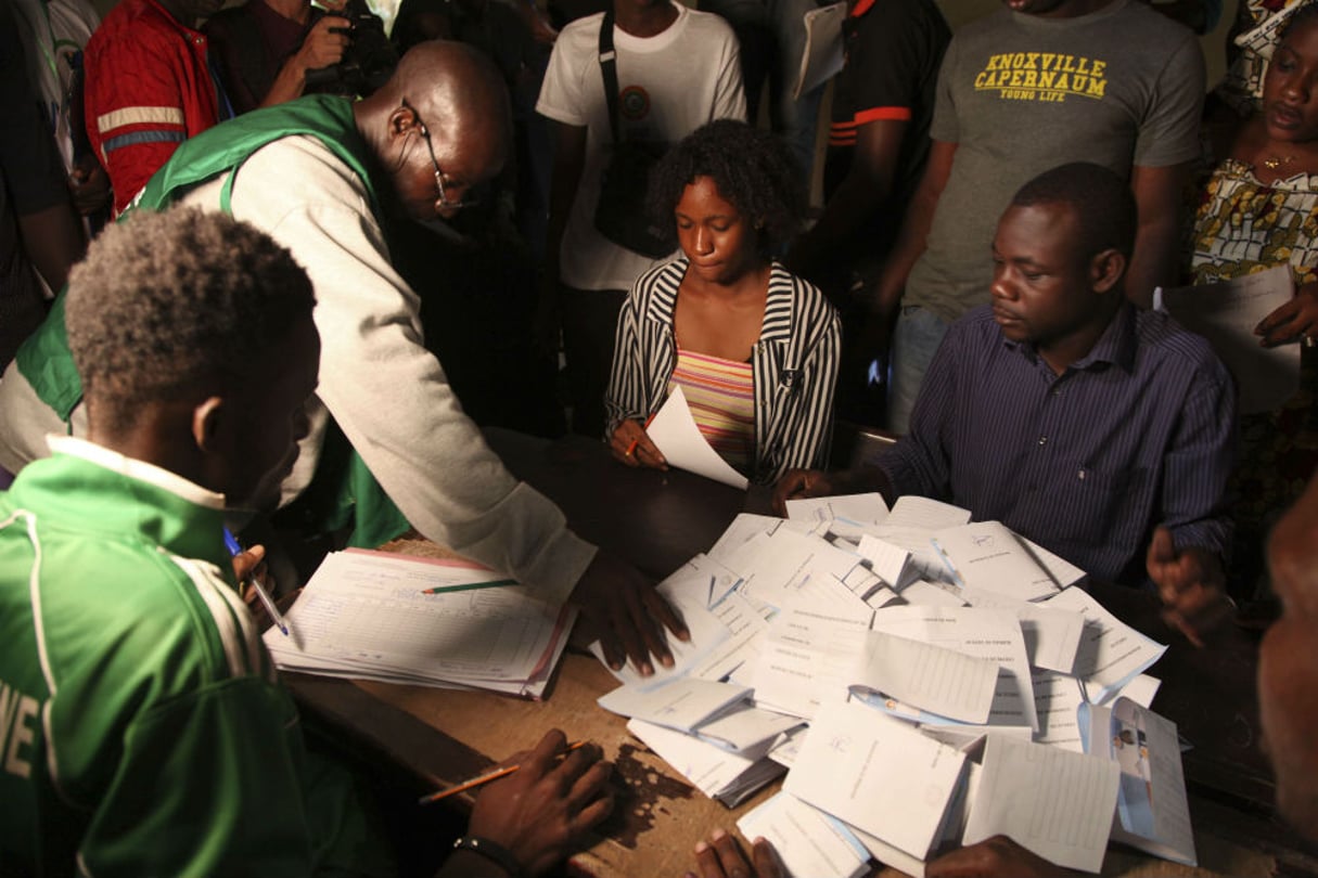Début du dépouillement dans un bureau de vote à Bamako, dimanche 29 juillet. © Baba Ahmed/AP/SIPA