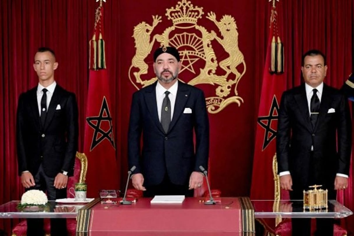 Mohammed VI, le prince Moulay Rachid et le prince Moulay Hassan, lors du discours du Trône, dimanche 29 juillet 2018. © Palais royal marocain / via AP / SIPA – AP