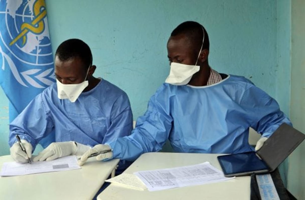 Des agents de l’OMS lors de la campagne de vaccination contre Ebola, à Mbandaka, en RDC le 30 mai 2018. © Sam Mednick/AP/SIPA