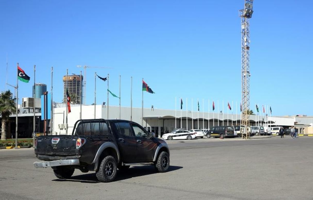 Vue extérieure de l’aéroport Mitiga, seul en service à Tripoli, en janvier 2018. © Mahmud TURKIA / AFP