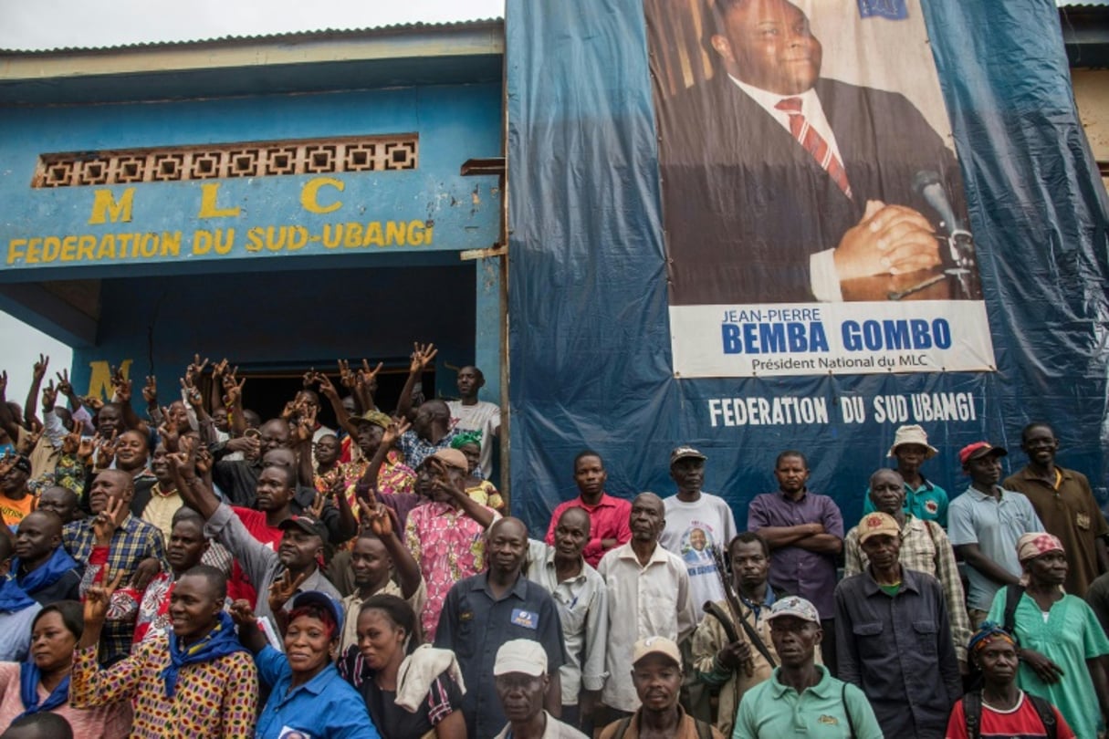Des partisans de l’opposant congolais Jean-Pierre Bemba, rassemblés devant son parti, le MLC, à Gemena, le 30 juillet 2018. © AFP/Junior D. KANNAH